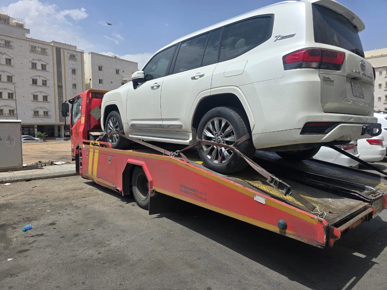 سطحة لنقل السيارات الرياضية والحديثة